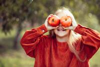 Bild vergrößern: Portrait,Of,Girl,Eating,Red,Organic,Apple,Outdoor.,Harvest,Concept.