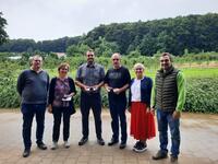 v. l. n. r. Manuel Rauch, Geschäftsführer Obstgenossenschaft, Frau Heid, Wolfgang Meisel, Stefan Schüssel, stellvertretende Landrätin, Rosi Kraus und Jonas Maußner, Betriebsleiter Obstinformationszentrum Hiltpoltstein
